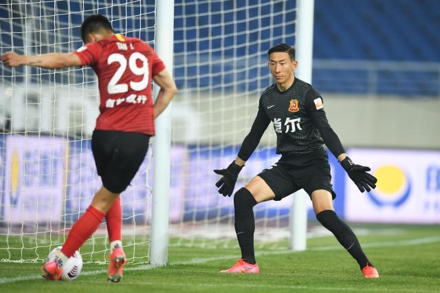 开运体育app-【中超】谭龙头球破门越位+中柱 长春0比0武汉